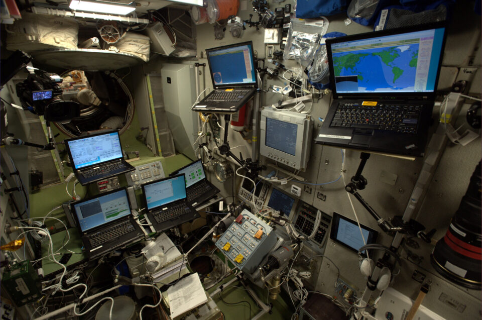 Computer all'interno della Stazione Spaziale