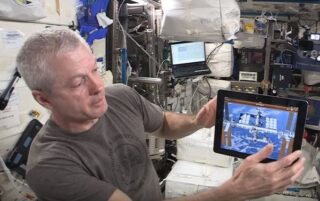 Steve Swanson mostra una foto della ISS dal suo iPad